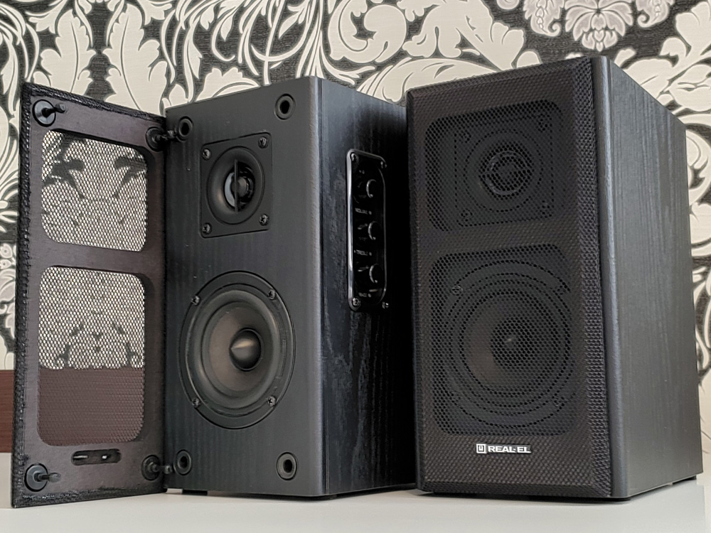 REAL-EL S-250 Вигляд колонок REAL-EL S-250 з відкритою захисною панеллю