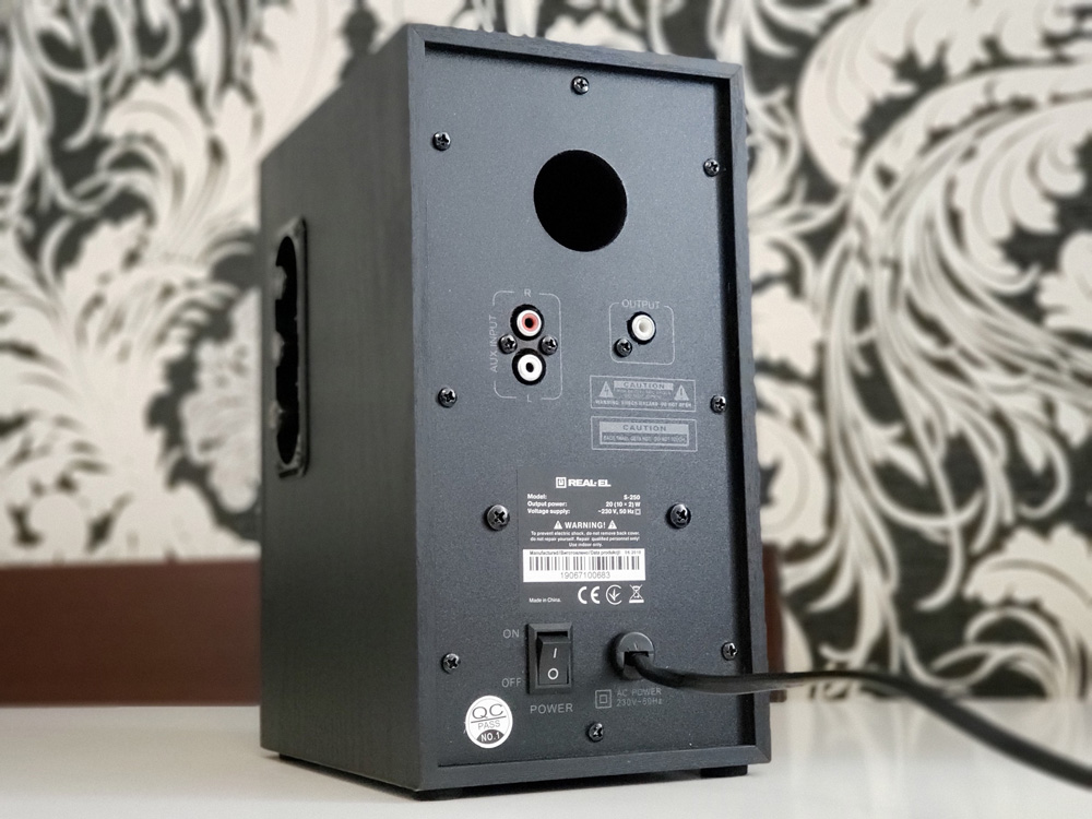 REAL-EL S-250 Вигляд ззаду колонки REAL-EL S-250