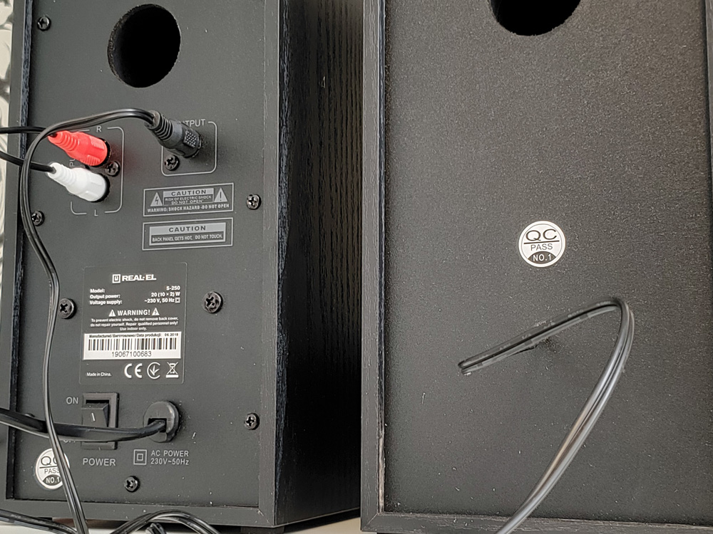 REAL-EL S-250 Вигляд ззаду підключеної колонки REAL-EL S-250