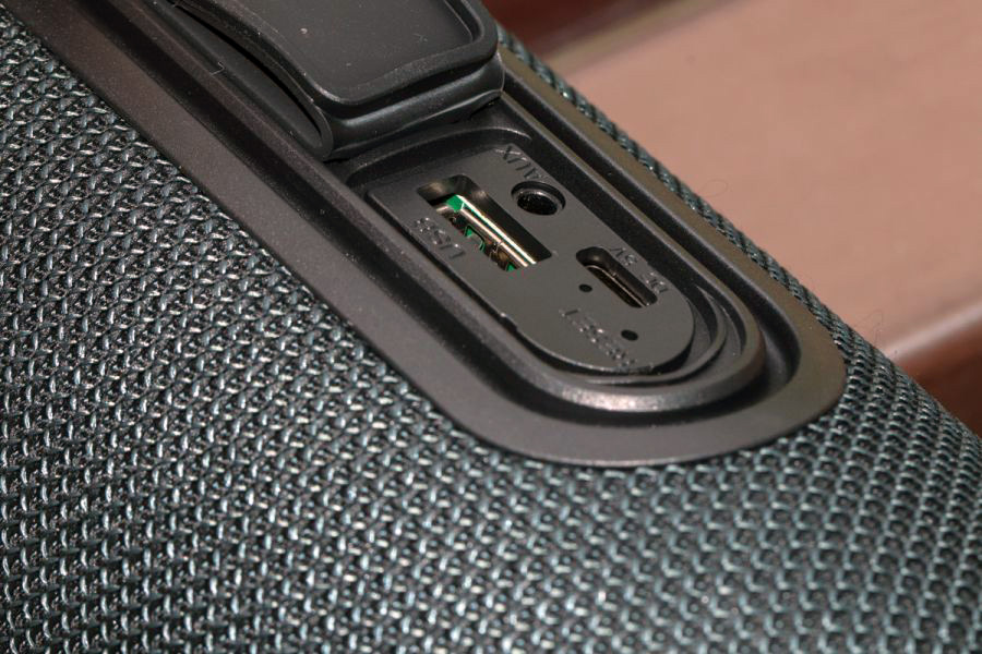 REAL-EL_X-715_portable_acoustics
