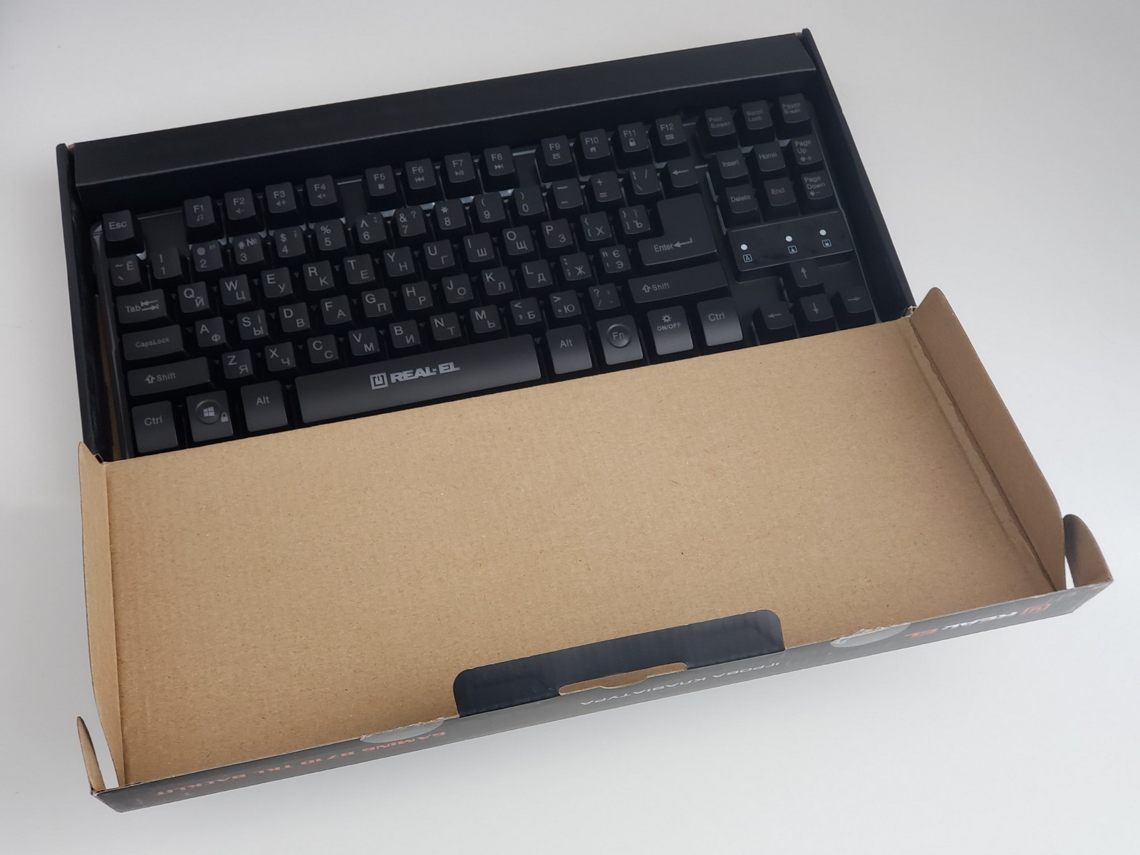 Фото відкритої упаковки клавіатури REAL-EL Gaming 8710 TKL Backlit
