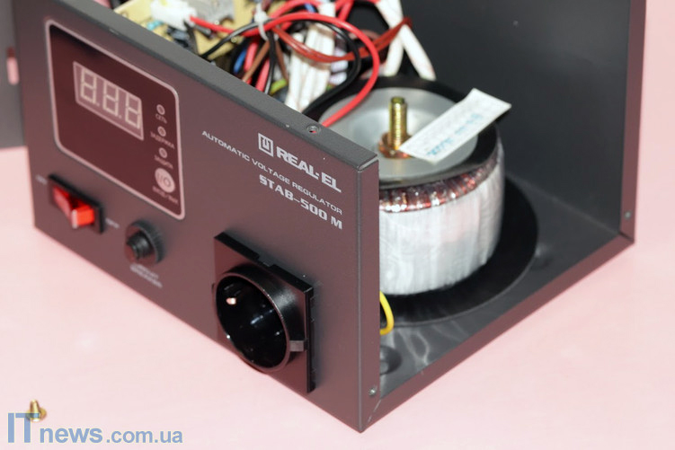 Внутрішній устрій REAL-EL STAB-500 М vnutrenee-ustrojstvo-real-el-stab-500-m